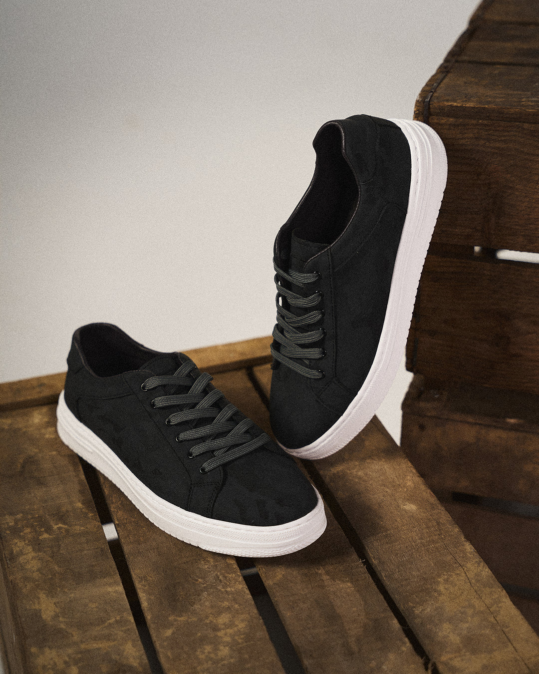 Clean stitched everyday classic sneakers for men | Belmont -3