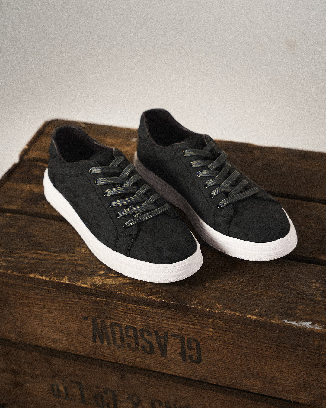 Clean stitched everyday classic sneakers for men | Belmont -2
