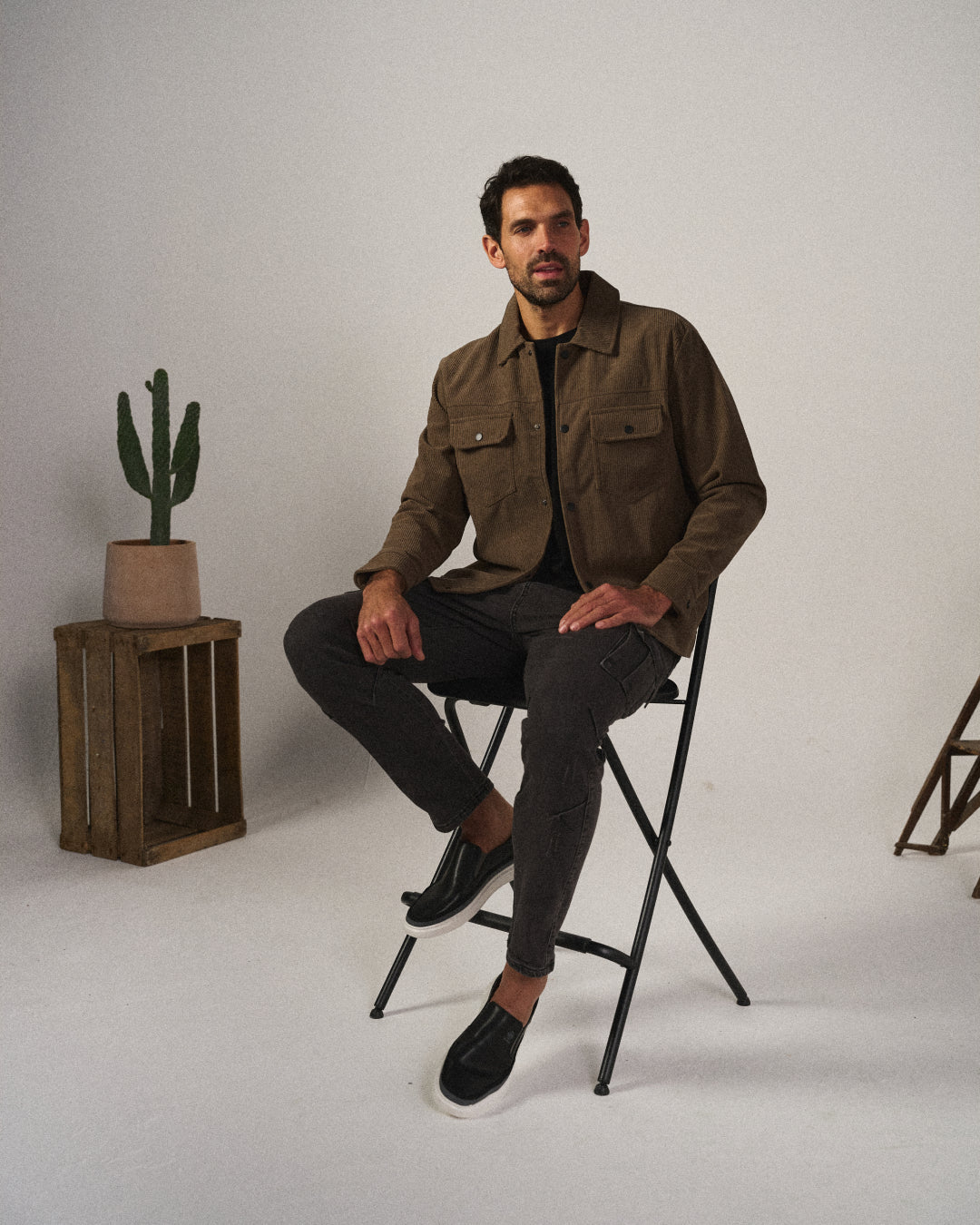 Smart slim-fit cargo trousers for men | Kensington -2