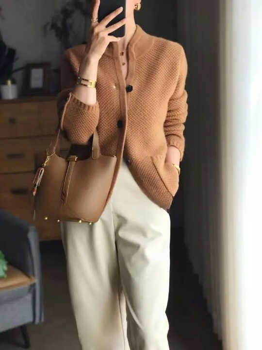 Classic button-through cashmere cardigan for women | Lucille -3