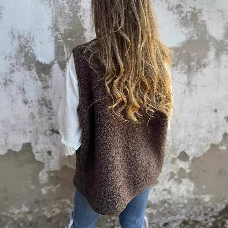 Short button down sleeveless autumn vest with pockets for women | Elowen