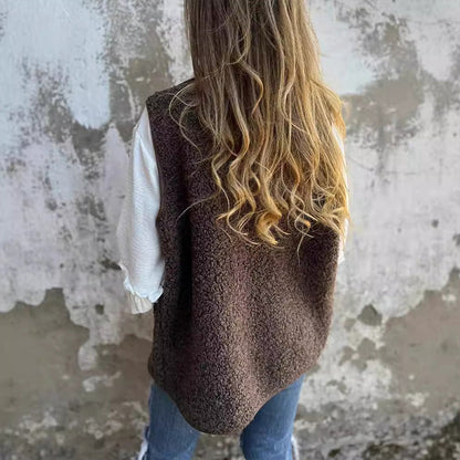 Short button down sleeveless autumn vest with pockets for women | Elowen